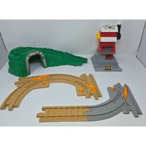 Fisher-Price GeoTrax Rail & Road Tracktown Railway 5 Track Pieces 1 Building
